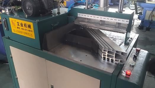 L505 طاقة المحرك 3 كيلوواط آلات قطع المنشارات الألومنيومية لطرق الزاوية